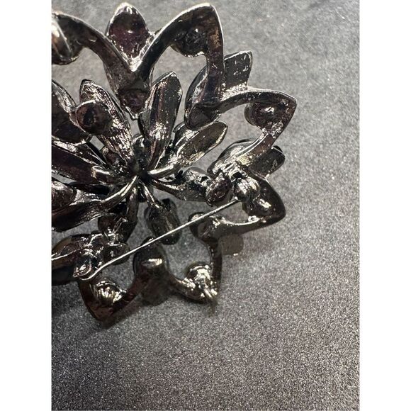 STUNNING‎ Vintage Black, Gray Rhinestone Thermo Set Flower Brooch GOOD CONDITION - Picture 6 of 10